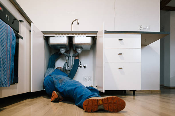 Professional Plumbing technician working in Glidden, TX